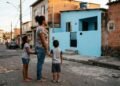 Mãe solo passa cinco anos juntando material de construção em terreno herdado e consegue sair do aluguel depois que voluntários reorganizam projeto que estava parado havia quase dois anos