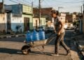 Moradora passa nove meses buscando água em carrinho de mão a quase 800 metros de casa e descobre que sistema de abastecimento do bairro aparece em documentos como concluído havia mais de um ano