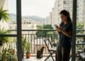 Moradora instala tela para gatos na varanda e condomínio reclama porque modelo preto pode ser visto da rua, embora outros apartamentos também tenham proteção