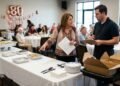 Mulher contrata buffet para aniversário de 80 anos da mãe e, no dia da festa, a empresa chega com apenas metade da comida prevista; após pagar refeições extras para os convidados, ela cobra o reembolso e indenização