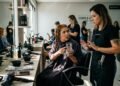 Mulher pede cabelo castanho no salão, mostra foto da cor desejada e sai com tonalidade muito diferente da prometida; profissional se recusa a corrigir sem nova cobrança e cliente questiona os direitos previstos para serviço diferente da oferta