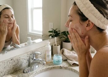 Dermatologista explica o erro ao lavar o rosto que pode aumentar a oleosidade e favorecer o surgimento de acne