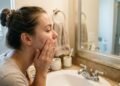 Especialista explica: “Para peles com tendência acneica, o produto de limpeza é muito mais importante do que geralmente se reconhece. Não se trata apenas de remover a sujeira.”
