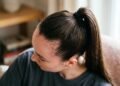 Cabelo preso todos os dias: especialistas explicam o limite entre um penteado comum e a tensão que pode causar danos