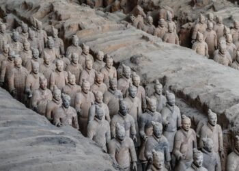 Mausoléu iniciado em 246 a.C. escondia milhares de soldados de terracota em tamanho natural e quase 200 fossos arqueológicos