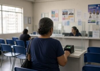 Sala de atendimento de assistência social com balcão e leitor biométrico