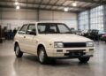 Carro compacto dos anos oitenta impecável em salão de leilão