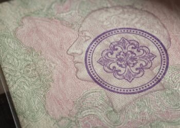 Cédula antiga com carimbo em álbum de colecionador