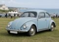 Fusca azul-claro dos anos sessenta com pintura original em exposição de carros antigos