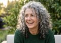 Conchi Arias, especialista em cabelos cacheados: “Para evitar que os cabelos grisalhos amarelem, é preciso protegê-los do calor.”