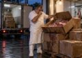 Caixas úmidas e cheiro forte na entrega de carne bovina são sinais de alerta que pedem conferência antes de guardar a carga