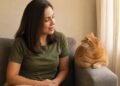 Conversar com o gato em voz alta Ă© sinal de inteligĂªncia social, segundo a psicologia