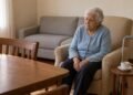 Idosa de 87 anos ficou sem almoço enquanto a cuidadora contratada passava a tarde no celular