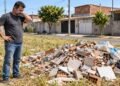 Entulho largado em terreno vazio pode render crime ambiental à transportadora, mas quem gerou o resíduo segue corresponsável
