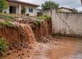 Aterro que despeja água e barro no vizinho viola o artigo 1.288 do Código Civil e pode rachar o muro divisório