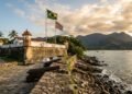 Um forte do século XVI no litoral paulista teve seu artilheiro alemão capturado pelos tupinambás, e o relato dele virou um clássico sobre o Brasil colonial