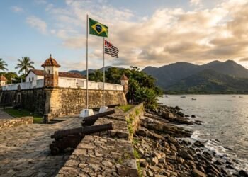 Um forte do século XVI no litoral paulista teve seu artilheiro alemão capturado pelos tupinambás, e o relato dele virou um clássico sobre o Brasil colonial