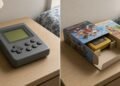 Videogame portátil cinza ao lado do cartucho dourado na caixa