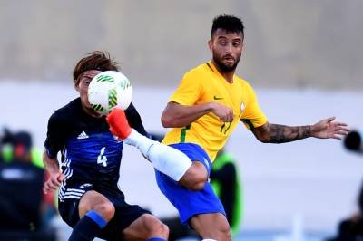 Brazilian forward Felipe Anderson (R) and Japanese defender Hiroki Fujiharu vie for the ball during a friendly football match ahead of the Rio 2016 Olympic Games at the Serra Dourada Stadium in Goiania, Goias State, Brazil, on July 30, 2016.  The Rio 2016 Olympic and Paralympic Games will be held in Brazil from August 5-21 and September 7-18 respectively. / AFP / EVARISTO SA