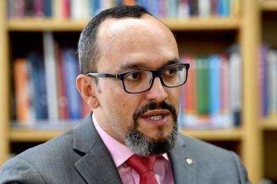 Brazilian Federal Prosecutor Vladimir Aras speaks with AFP during an interview in Brasilia on February 20, 2017.   Aras spoke about cooperation agreements with prosecutors from countries related to the gigantic bribery scandal of Brazilian construction company Odebrecht. / 