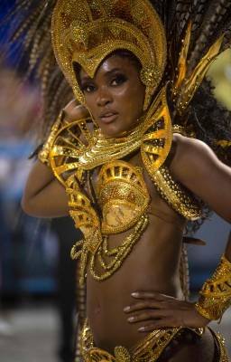 Por quatro anos, rainha  de bateria da Viradouro