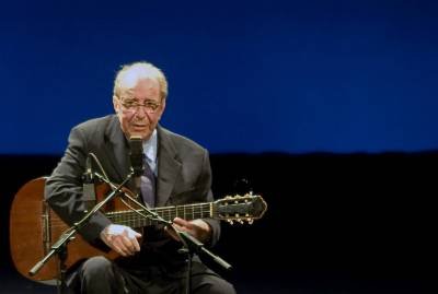 (FILES) In this file photo taken on August 24, 2008, Brazilian musician Joao Gilberto, 77, acknowledges the audience during his presentation at the Teatro Municipal in Rio de Janeiro. - Joao Gilberto, the legendary Brazilian musiciansongwriter who was a pioneer of the lilting, melodious music known as bossa nova, has died, his son Joao Marcelo announced Saturday on Facebook. He was 88. (Photo by Ari Versiani / AFP)