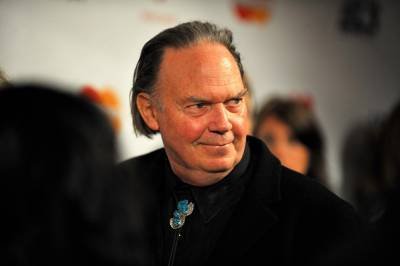 Spotify tira músicas de Neil Young após protesto contra podcast anti-vacina