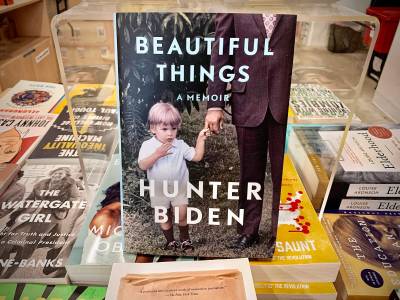 A memoir published by Hunter Biden, "Beautiful things, a memory" Seen at a bookstore on its release day in Washington, DC on 6 April 2021.  In an interview with the BBC published on Tuesday -- marking the release of her new memoir, "Beautiful stuff" -- Hunter Biden confirmed partial accusations by Republicans that his father benefited from his family name when he was vice president.  / AFP / Agnes BUN