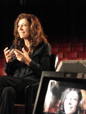 Cr&eacute;dito: V&iacute;deo Filmes/Divulga&ccedil;&atilde;o. Atriz Mar&iacute;lia P&ecirc;ra em cena do document&aacute;rio Jogo de Cena, de Eduardo Coutinho. 