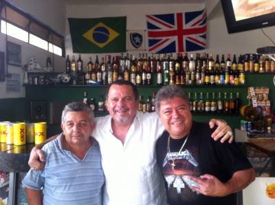 Credito: Rodrigo Tolentino/Divulgação.Este colunista com a alta cúpula do Bar do Magal.