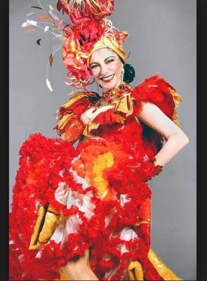 Cr&eacute;dito: Divulga&ccedil;&atilde;o. Atriz Mar&iacute;lia P&ecirc;ra reviveu o mito Carmen Miranda nos 50 anos da morte da cantora.