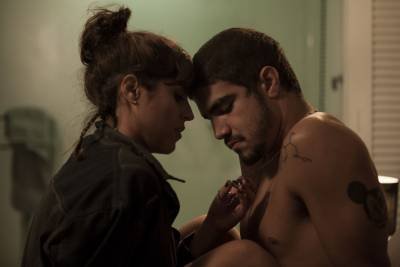 Credito: Play/Divulgacao. Filme Travessia. com  Caio Castro, Camilla Camargo.