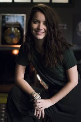 Nathalia Dill com a gêmea má Lorena de Rock story (2016).