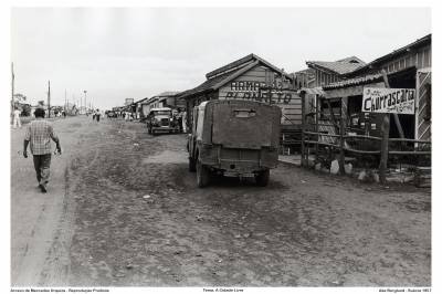 A chegada de jipe &agrave; Cidade Livre, em 1957