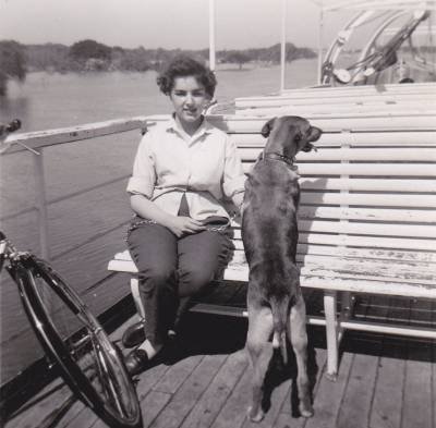 Entre as imagens do livro, est&aacute; a travessia de barco com o cachorro Fleck