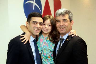 Juliano com os filhos, Gustavo, também advogado, e Manuela