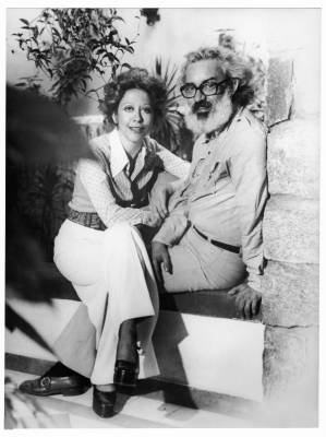 Credito: Acervo Fernanda Montenegro/ Reproducao Bel Pedrosa. Biografia Fernanda Montenegro. O casal Fernanda Montenegro e Fernando Torres na casa em que moravam no Jardim Botanio, Rio. Comemorando os 25 anos de casados.