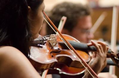 Lilian Raiol, spalla da Orquestra Sinf&ocirc;nica do Teatro Nacional Claudio Santoro, diz estar ansiosa para as apresenta&ccedil;&otilde;es do Natal Sinf&ocirc;nico