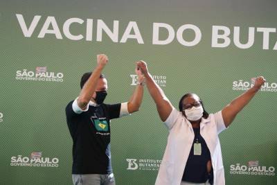 17/01/2021. Cr&eacute;dito: Governo do Estado de S&atilde;o Paulo/Divulga&ccedil;&atilde;o. Brasil. S&atilde;o Paulo - SP. Pandemia coronav&iacute;rus. O Governador do Estado de S&atilde;o Paulo Jo&atilde;o Doria d&aacute; in&iacute;cio a Vacina&ccedil;&atilde;o no Estado de S&atilde;o Paulo com a vacina na enfermaria Monica Calazans do Instituto Em&iacute;lio Ribas.