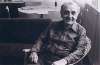 19/04/2021. Crédito: Arquivo Fundação Athos Bulcão. Brasil. Brasília - DF. Cidades. Especial. Athos Bulcão. Athos em seu apartamento em Brasília, 1979. (Athos in his apartment in Brasília, 1979).