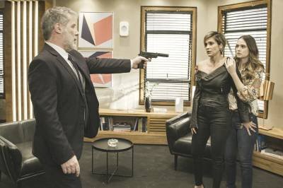 Cr&eacute;dito: Globo/ Divulga&ccedil;&atilde;o. Cultura. Helena e Luna s&atilde;o amea&ccedil;adas por Hugo em Salve-se quem puder. Na cena, os atores Fl&aacute;via Alessandra, Juliana Paiva e Leopoldo Pacheco