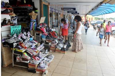 Comércios varejistas de rua e de shopping podem  funcionar hoje no horário habitual