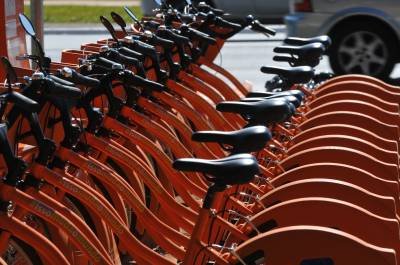 Motorista se recusa a fazer bafômetro após invadir calçada e atingir bicicletas