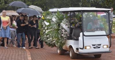12/03/2016 Cr&eacute;dito: Marcelo Ferreira/CB/D.A Press. Brasil. Bras&iacute;lia - DF. Enterro da estudante de biologia da UNB, Louise Maria da Silva Ribeiro no Cemiterio Campo da Esperan&ccedil;a.