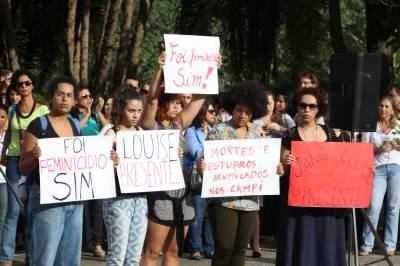 14/03/2016. Cr&eacute;dito: Rodrigo Nunes/Esp.CB/D.A.Press. Brasil. Bras&iacute;lia - DF. Alunos, professores e servidores da Universidade de Bras&iacute;lia (UnB) se uniram em um novo ato contra viol&ecirc;ncia e em mem&oacute;ria da estudante Louise Maria da Silva Ribeiro, 20 anos, assassinada dentro da institui&ccedil;&atilde;o de ensino na &uacute;ltima quinta-feira (10/3). A reuni&atilde;o foi no Teatro de Arena do Instituto Central de Ci&ecirc;ncias (ICC) Norte.