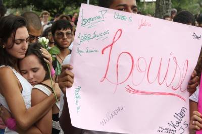 14/03/2016. Cr&eacute;dito: Rodrigo Nunes/Esp. CB/D.A.Press. Brasil. Bras&iacute;lia - DF. Alunos, professores e servidores da Universidade de Bras&iacute;lia (UnB) se uniram em um novo ato contra viol&ecirc;ncia e em mem&oacute;ria da estudante Louise Maria da Silva Ribeiro, 20 anos, assassinada dentro da institui&ccedil;&atilde;o de ensino na &uacute;ltima quinta-feira (10/3). A reuni&atilde;o foi no Teatro de Arena do Instituto Central de Ci&ecirc;ncias (ICC) Norte.