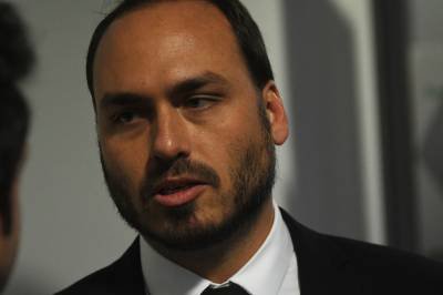 Carlos Bolsonaro reclama de veto de Moraes à visita ao pai no aniversário