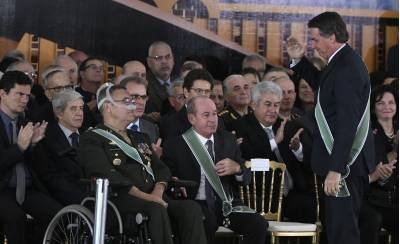 Análise: Como apartar os militares da política?