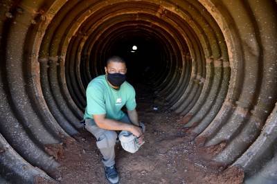Túnel subterrâneo para travessia de animais na Estação Ecológica de Águas Emendadas. Na foto, Gesisleu Jascinto, administrador da unidade de conservação, em 2020