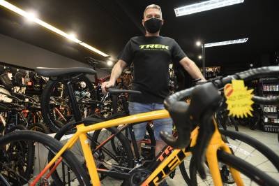 Bike e moto no lugar do carro, brasilienses buscam alternativas à gasolina